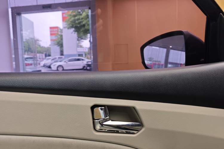 Used Venucia T70 2015 2.0L CVT Smart Choice Edition Interior 11