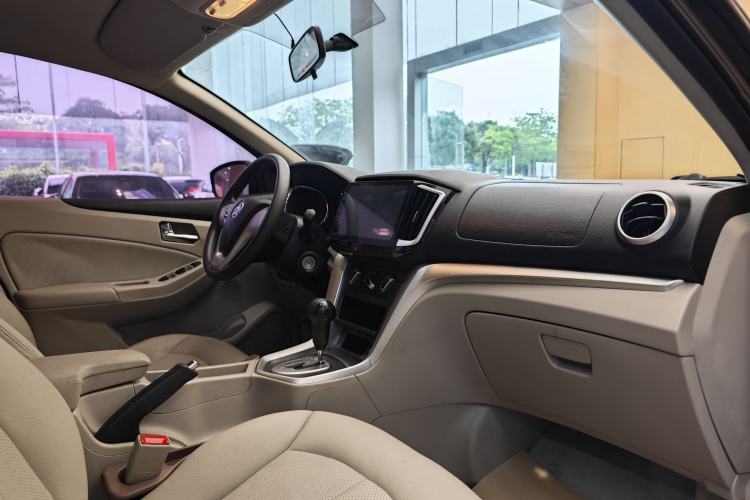 Used Venucia T70 2015 2.0L CVT Smart Choice Edition Interior 2