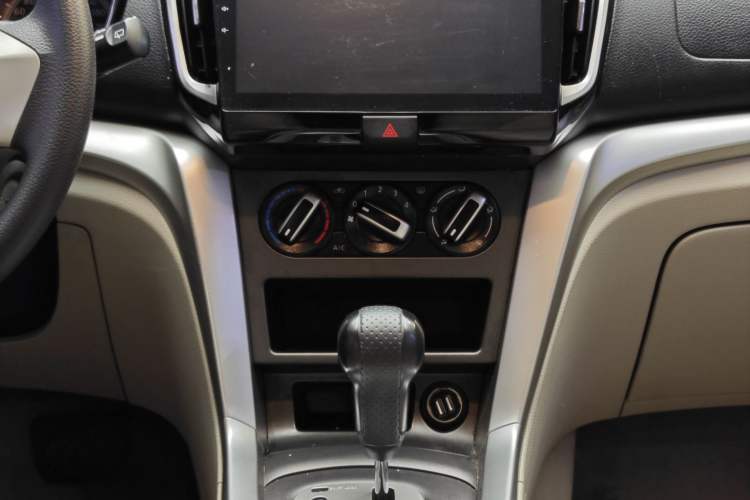 Used Venucia T70 2015 2.0L CVT Smart Choice Edition Interior 4