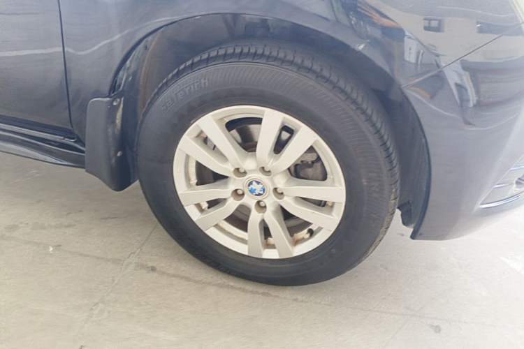 Used Venucia T70 2015 2.0L CVT Smart Choice Edition Right Front Wheel Hub