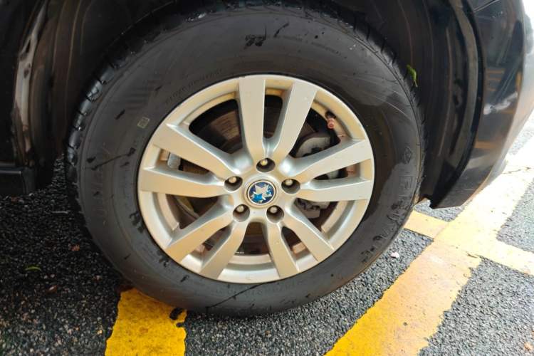 Used Venucia T70 2015 2.0L CVT Smart Edition Right Front Wheel Hub