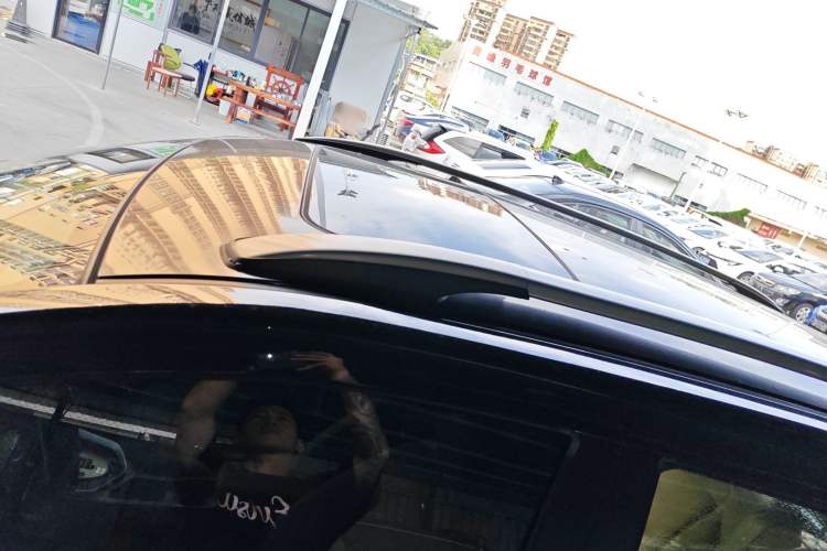 Used Venucia T70 2015 2.0L CVT Smart Edition Roof