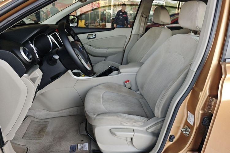 Used Venucia T70 2015 2.0L CVT Smart Choice Edition Interior 3
