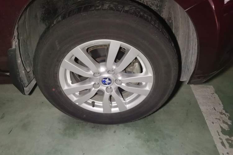 Used Venucia T70 2015 2.0L CVT Smart Choice Edition Right Front Wheel Hub