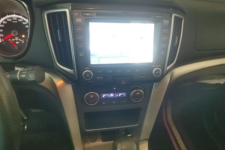 Used Venucia T70 2015 2.0L CVT Smart Edition Audio And AC Panel