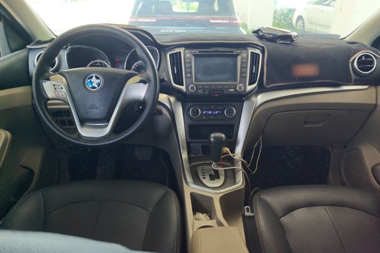 Used Venucia T70 2015 2.0L CVT Smart Edition Center Console