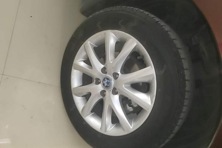 Used Venucia T70 2015 2.0L CVT Smart Edition Right Front Wheel Hub