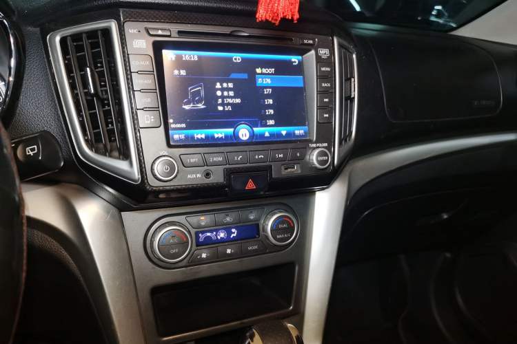 Used Venucia T70 2015 2.0L CVT Smart Edition Audio And AC Panel