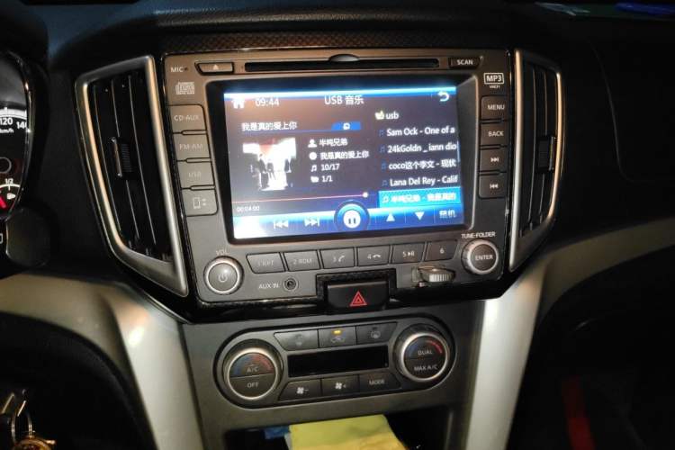 Used Venucia T70 2015 2.0L CVT Smart Edition Audio And AC Panel