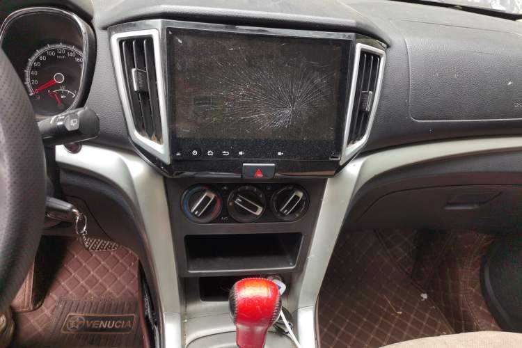 Used Venucia T70 2015 2.0L CVT Smart Choice Edition Audio And AC Panel