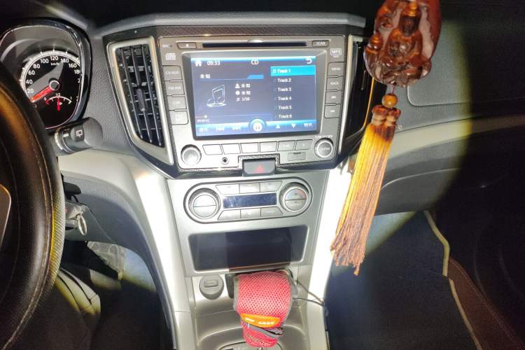 Used Venucia T70 2015 2.0L CVT Smart Edition Audio And AC Panel