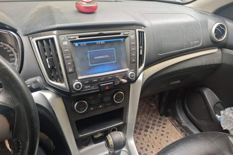 Used Venucia T70 2015 2.0L CVT Smart Edition Audio And AC Panel