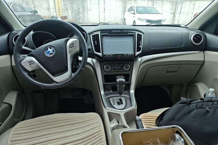 Used Venucia T70 2015 2.0L CVT Smart Edition Center Console