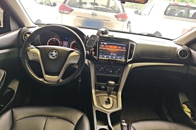 Used Venucia T70 2015 2.0L CVT Smart Choice Edition Center Console