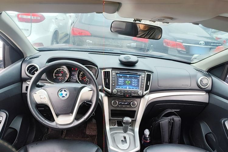 Used Venucia T70 2015 2.0L CVT Smart Edition Center Console