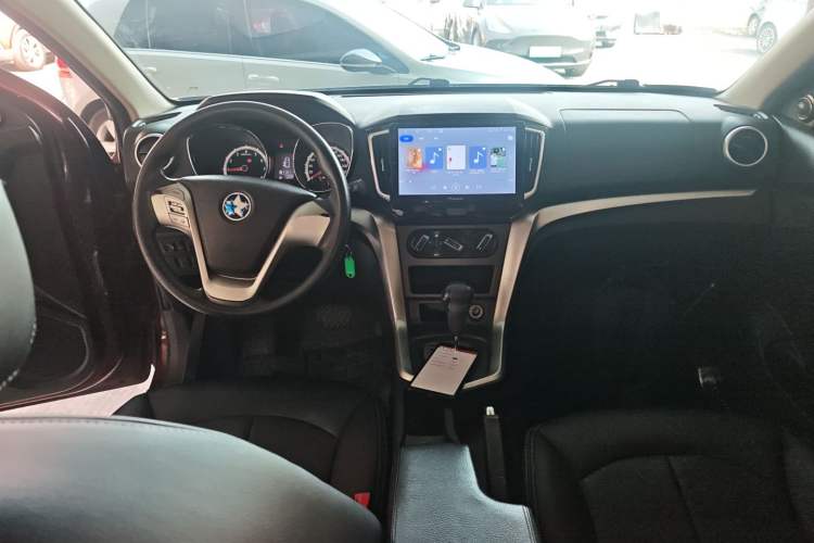 Used Venucia T70 2015 2.0L CVT Smart Choice Edition Center Console