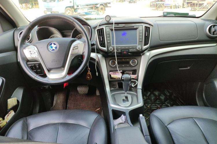 Used Venucia T70 2015 2.0L CVT Smart Edition Center Console