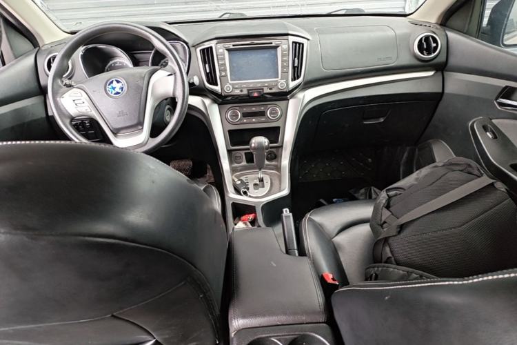 Used Venucia T70 2015 2.0L CVT Smart Edition Center Console