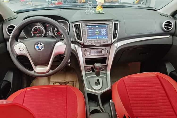 Used Venucia T70 2015 2.0L CVT Smart Edition Center Console
