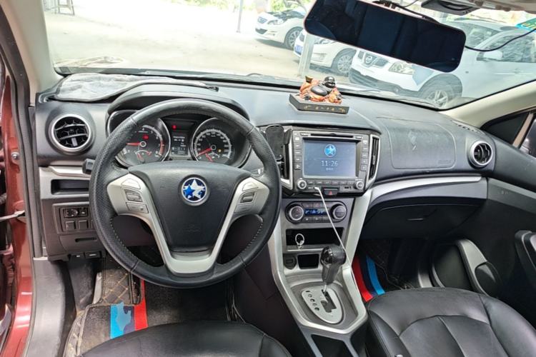 Used Venucia T70 2015 2.0L CVT Smart Edition Center Console