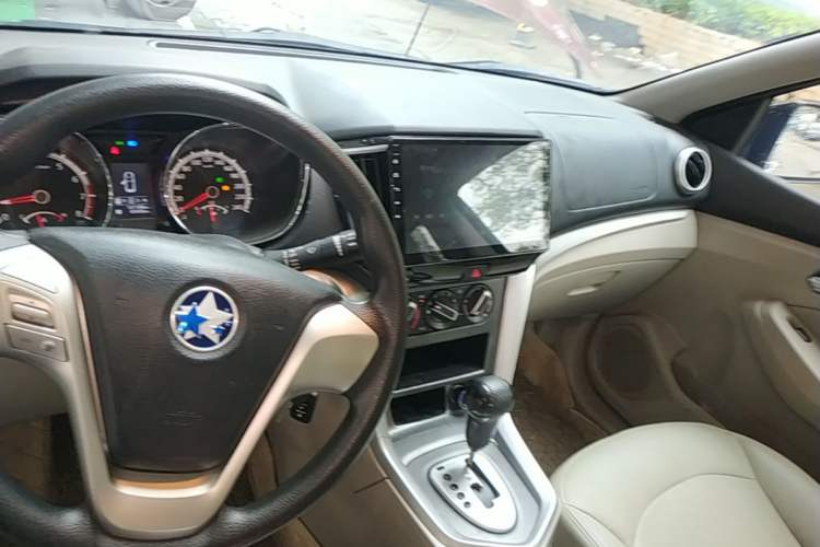 Used Venucia T70 2015 2.0L CVT Smart Choice Edition Center Console