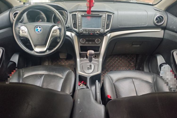 Used Venucia T70 2015 2.0L CVT Smart Edition Center Console
