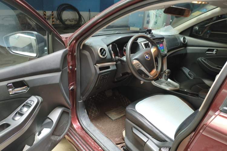 Used Venucia T70 2015 2.0L CVT Smart Choice Edition Driver Seat