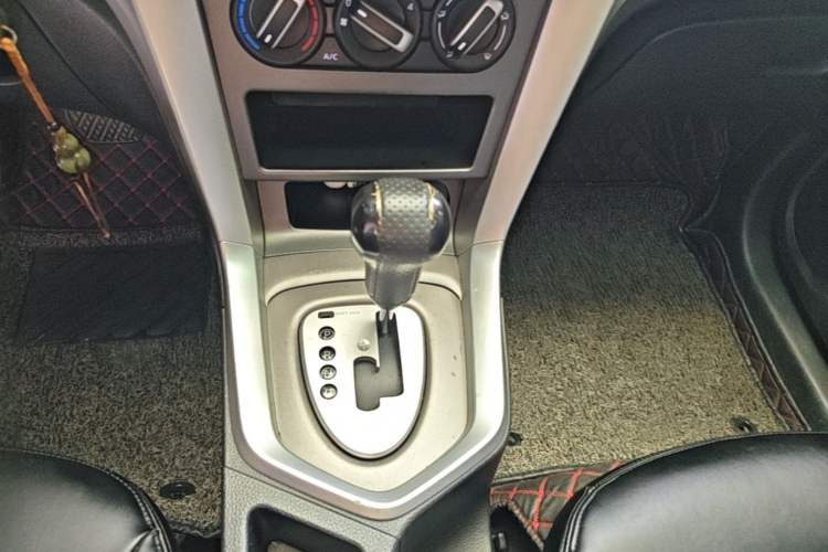 Used Venucia T70 2015 2.0L CVT Smart Choice Edition Gear Lever