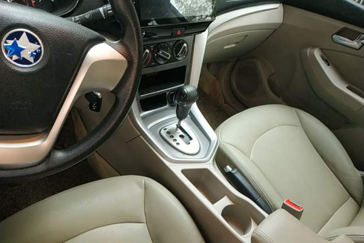 Used Venucia T70 2015 2.0L CVT Smart Choice Edition Gear Lever