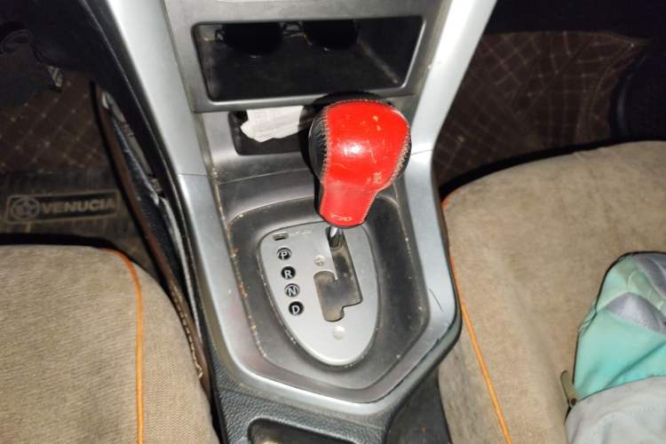 Used Venucia T70 2015 2.0L CVT Smart Choice Edition Gear Lever