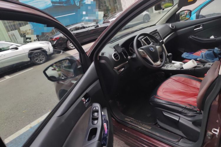 Used Venucia T70 2015 2.0L CVT Smart Choice Edition Interior 3