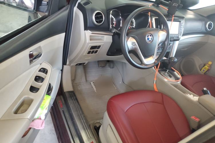 Used Venucia T70 2015 2.0L CVT Smart Choice Edition Interior 3