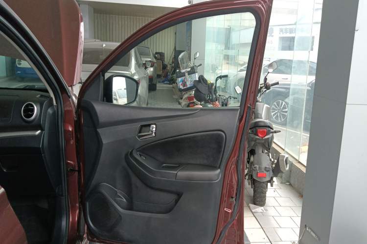 Used Venucia T70 2015 2.0L CVT Smart Choice Edition Interior 5