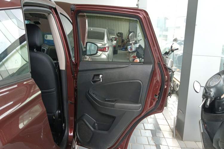 Used Venucia T70 2015 2.0L CVT Smart Choice Edition Interior 6