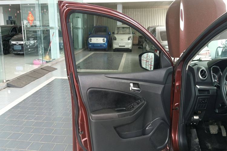 Used Venucia T70 2015 2.0L CVT Smart Choice Edition Interior 7