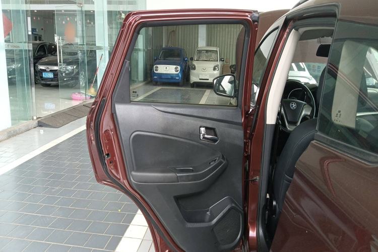 Used Venucia T70 2015 2.0L CVT Smart Choice Edition Interior 8