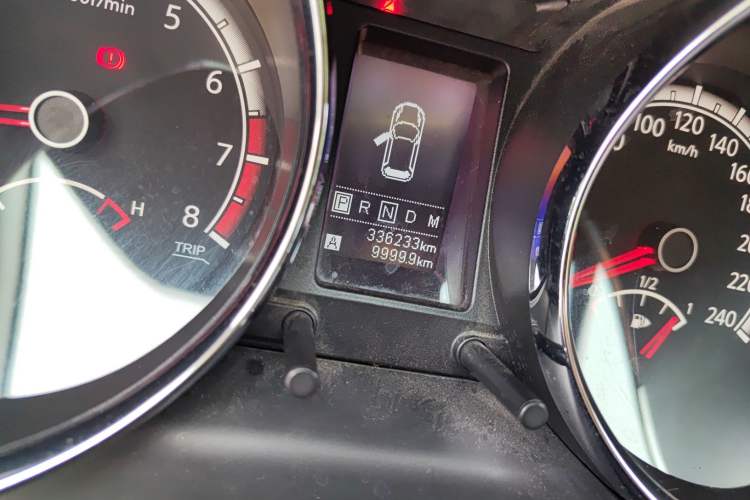 Used Venucia T70 2015 2.0L CVT Smart Choice Edition Odometer Close Up