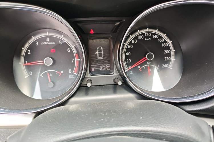 Used Venucia T70 2015 1.6L Manual Ruixing Edition Odometer Close Up