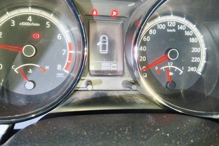 Used Venucia T70 2015 1.6L Manual Ruixing Edition Odometer Close Up