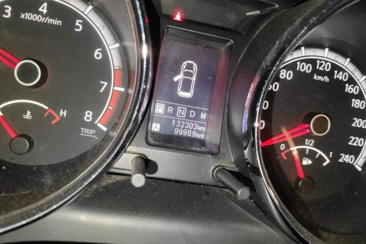 Used Venucia T70 2015 2.0L CVT Smart Edition Odometer Close Up