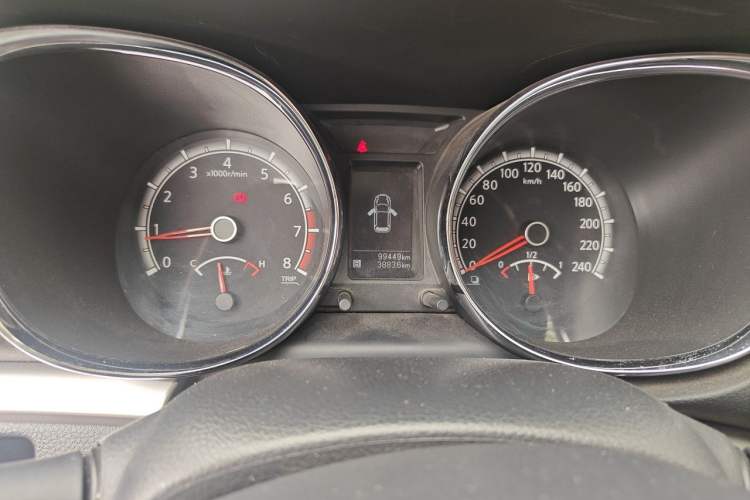 Used Venucia T70 2015 1.6L Manual Ruixing Edition Odometer Close Up