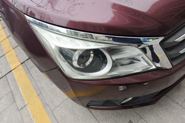 Used Venucia T70 2015 2.0L CVT Smart Edition Right Front Headlight