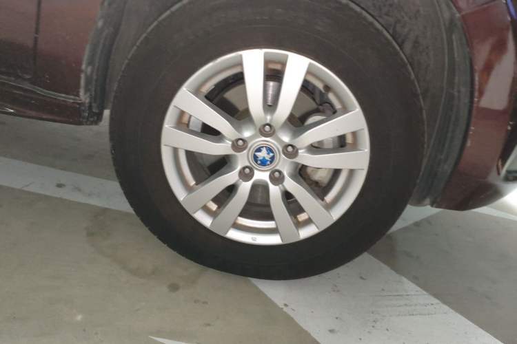 Used Venucia T70 2015 2.0L CVT Smart Choice Edition Right Front Wheel Hub