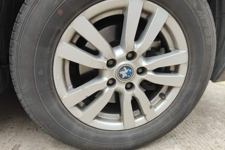 Used Venucia T70 2015 2.0L CVT Smart Choice Edition Right Front Wheel Hub