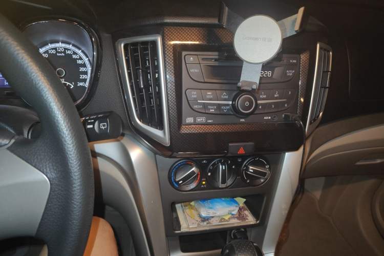 Used Venucia T70 2015 2.0L CVT Smart Choice Edition Audio And AC Panel