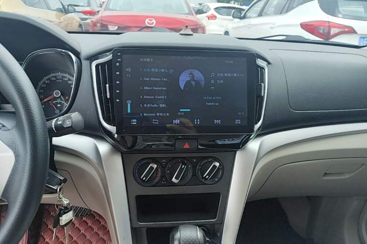 Used Venucia T70 2015 2.0L CVT Smart Choice Edition Audio And AC Panel