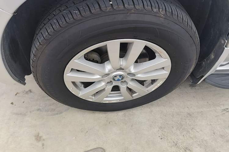 Used Venucia T70 2015 2.0L CVT Smart Choice Edition Left Front Wheel Hub