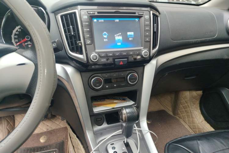Used Venucia T70 2015 2.0L CVT Smart Edition Audio And AC Panel