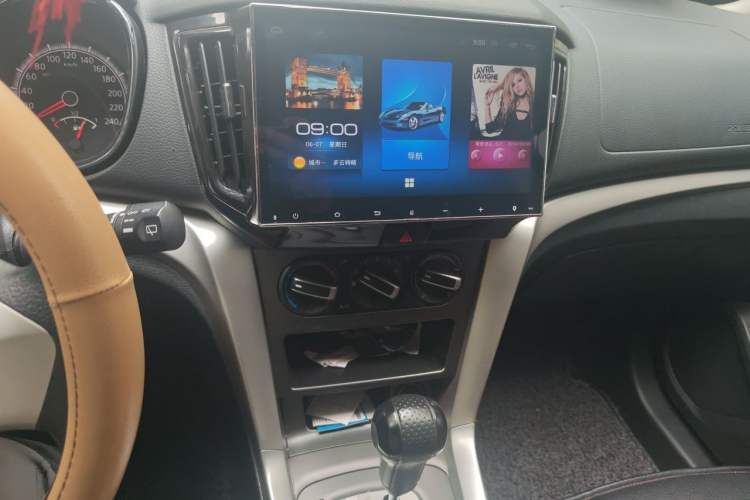 Used Venucia T70 2015 2.0L CVT Smart Choice Edition Audio And AC Panel