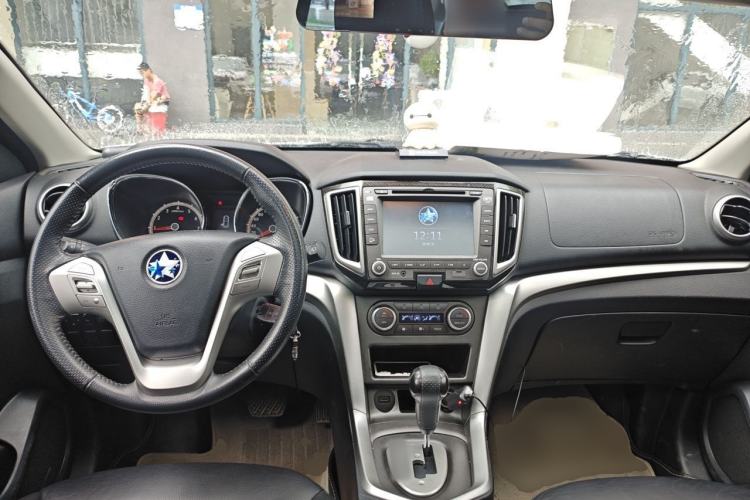 Used Venucia T70 2015 2.0L CVT Smart Edition Center Console